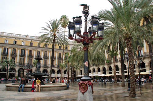 Gaudi lamp Placa Real